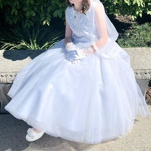 Girls communion dress Joan Calabrese Size 7 (veil included)